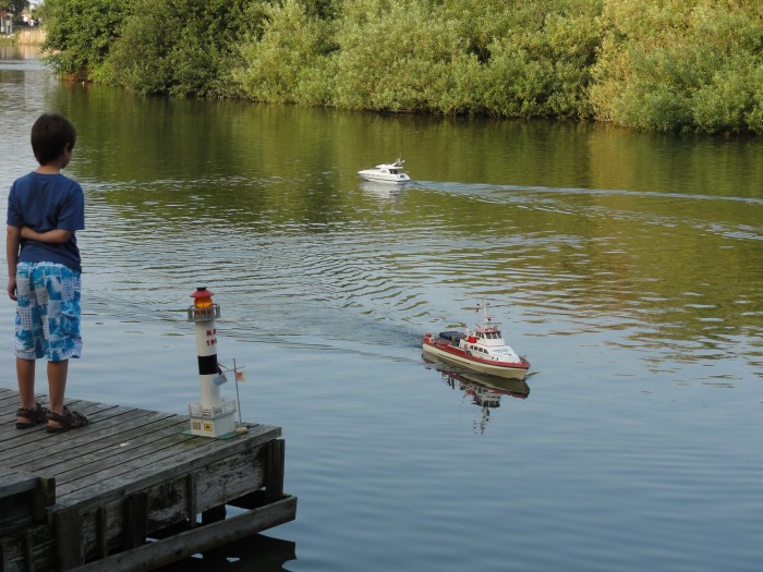 Modellbootfahren auf dem Dorfteich